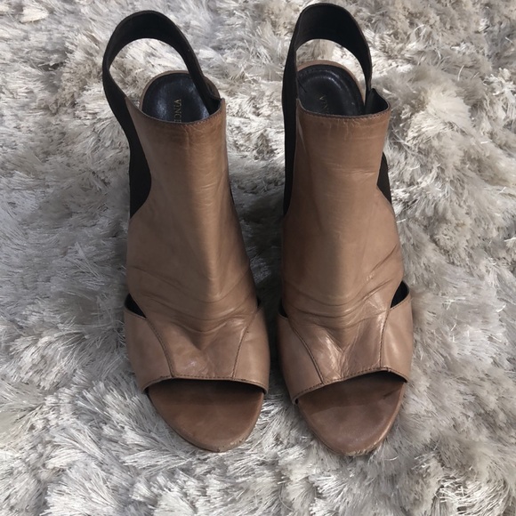 VINCE CAMUTO VADO Tan leather Wedge Sandal - Picture 2 of 15